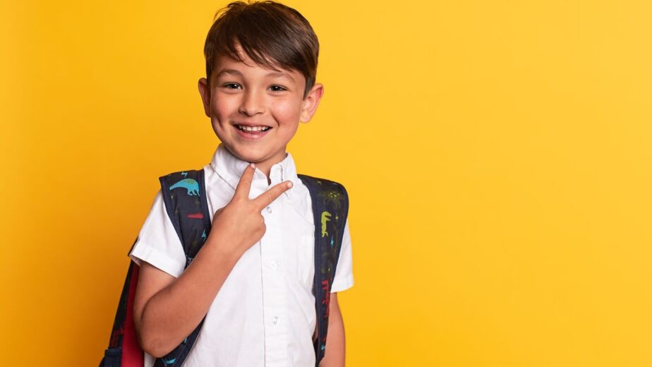 Sırt çantasıyla okula hazır çocuk